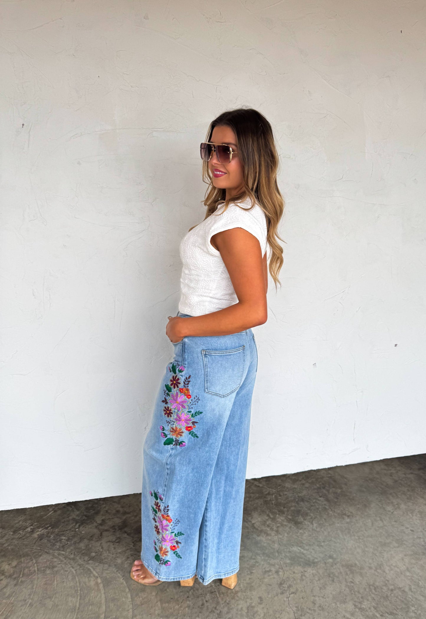 FLORAL EMBROIDERED JEANS
